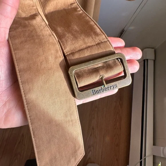 UNIQUE Tan Burberry Trench Coat with Gold Buckle Belt - Picture 5 of 15